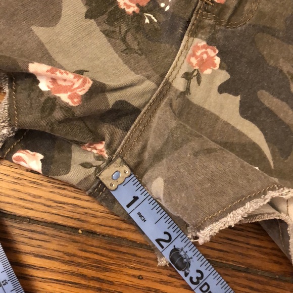 YMI Love jeans SHORTS juniors size 9 Camo floral mid rise NWT - Picture 9 of 10